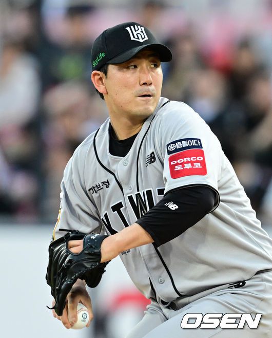 [OSEN=수원, 조은정 기자]20일 오후 수원 KT위즈파크에서 2025 신한 SOL Bank KBO리그 KT 위즈와 KIA 타이거즈의 경기가 열렸다.이날 홈팀 KT는 조이현을, 방문팀 KIA는 윤영철을 선발투수로 내세웠다.2회초 KT 선발 조이현이 역투하고 있다. 2025.05.20 /cej@osen.co.kr