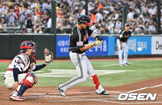 [OSEN=부산, 이석우 기자] 21일 부산 사직야구장에서 2025 신한 SOL 뱅크 KBO 리그 롯데 자이언츠와 LG 트윈스의 경기가 열렸다. 홈팀 롯데는 나균안이, 방문팀 LG는 임찬규가 선발 출전했다.LG 트윈스 송찬의가 1회초 2사 만루 1타점 3루수 내야 안타를 치고 있다. 2025.05.21 / foto0307@osen.co.kr