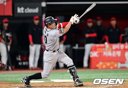 [OSEN=수원, 조은정 기자]21일 오후 수원 KT위즈파크에서 2025 신한 SOL Bank KBO리그 KT 위즈와 KIA 타이거즈의 경기가 열렸다.이날 홈팀 KT는 고영표를, 방문팀 KIA는 올러를 선발투수로 내세웠다6회말 2사 1루 KT 황재균이 1타점 2루타를 날리고 있다. 2025.05.21 /cej@osen.co.kr