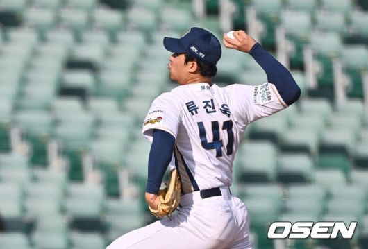 [OSEN=울산, 이석우 기자] 17일 울산 문수야구장에서 2025 신한 SOL 뱅크 KBO 리그 NC 다이노스와 키움 히어로즈의 더블헤더 1차전 경기가 열렸다. 홈팀 NC는 로건이, 방문팀 키움은 김선기가 선발로 나섰다.NC 다이노스 류진욱이 역투하고 있다. 2025.05.17 / foto0307@osen.co.kr