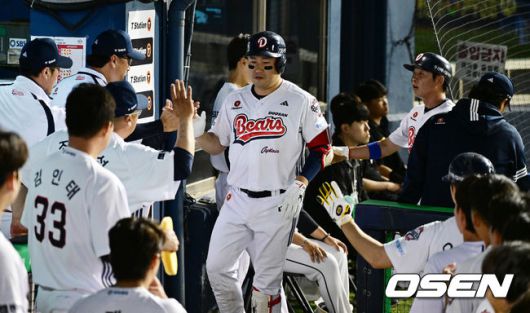 이승엽 감독, 조성환, 조인성 코치의 축하가 이어지고