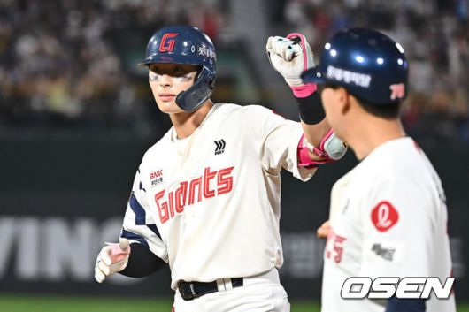 [OSEN=부산, 이석우 기자] 21일 부산 사직야구장에서 2025 신한 SOL 뱅크 KBO 리그 롯데 자이언츠와 LG 트윈스의 경기가 열렸다. 홈팀 롯데는 나균안이, 방문팀 LG는 임찬규가 선발 출전했다.롯데 자이언츠 윤동희가 5회말 2사 1,2루 중견수 앞 1타점 적시타를 치고 하이파이브를 하고 있다. 2025.05.21 / foto0307@osen.co.kr