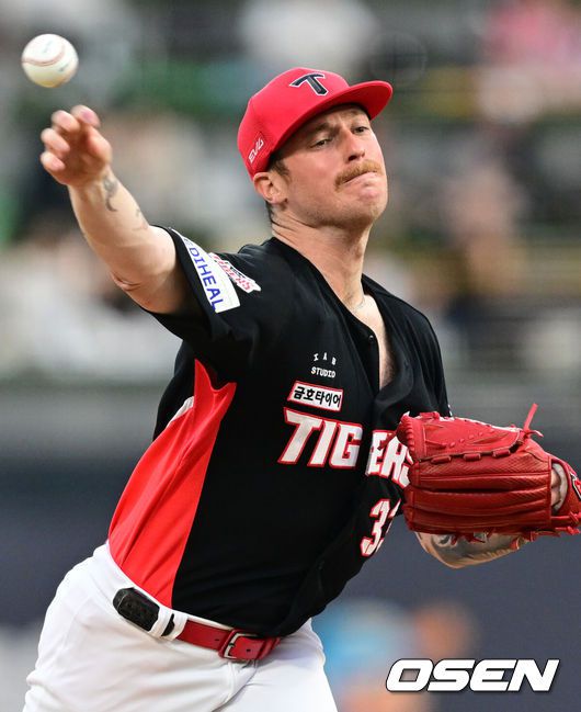 [OSEN=수원, 조은정 기자]21일 오후 수원 KT위즈파크에서 2025 신한 SOL Bank KBO리그 KT 위즈와 KIA 타이거즈의 경기가 열렸다.이날 홈팀 KT는 고영표를, 방문팀 KIA는 올러를 선발투수로 내세웠다3회초 KIA 선발 올러가 역투하고 있다. 2025.05.21 /cej@osen.co.kr