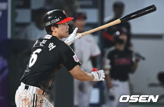 [OSEN=부산, 이석우 기자] 21일 부산 사직야구장에서 2025 신한 SOL 뱅크 KBO 리그 롯데 자이언츠와 LG 트윈스의 경기가 열렸다. 홈팀 롯데는 나균안이, 방문팀 LG는 임찬규가 선발 출전했다.LG 트윈스 구본혁이 7회초 1사 1,2루 좌중간 역전 1타점 적시타를 치고 있다. 2025.05.21 / foto0307@osen.co.kr