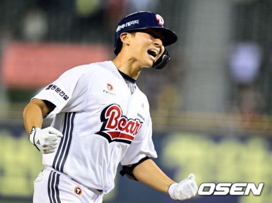 [OSEN=잠실, 조은정 기자]22일 오후 서울 잠실구장에서 2025 신한 SOL Bank KBO리그 두산 베어스와 SSG 랜더스의 경기가 열렸다.이날 두산은 홍민규를, SSG은 김광현을 선발로 내세웠다.8회말 2사 만루 두산 임종성이 역전 우월 그랜드 슬램을 때려낸 뒤 베이스를 돌고 있다. 2025.05.22 /cej@osen.co.kr