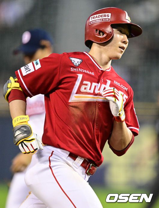 [OSEN=잠실, 조은정 기자]22일 오후 서울 잠실구장에서 2025 신한 SOL Bank KBO리그 두산 베어스와 SSG 랜더스의 경기가 열렸다.이날 두산은 홍민규를, SSG은 김광현을 선발로 내세웠다.5회초 SSG 선두타자 박성한이 우월 솔로 홈런을 날린 뒤 베이스를 돌고 있다. 2025.05.22 /cej@osen.co.kr