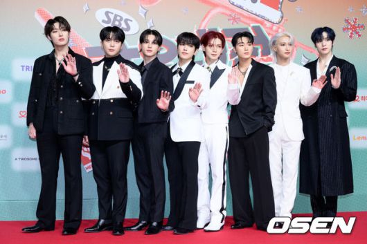 [OSEN=이대선 기자] 25일 오후 인천 중구 인스파이어 리조트 그랜드 볼룸에서 2024 SBS 가요대전 레드카펫 행사가 열렸다.이번 ‘가요대전’에는 8년 만에 돌아온 지드래곤을 비롯해 키(KEY), 2NE1, NCT 127, NCT DREAM, Stray Kids (스트레이 키즈), (여자)아이들, ATEEZ(에이티즈), WayV, ITZY, 투모로우바이투게더, 이영지, CRAVITY, TREASURE(트레저), aespa, ENHYPEN(엔하이픈), IVE, NMIXX, LE SSERAFIM, 뉴진스(NewJeans), BOYNEXTDOOR, ZEROBASEONE, 라이즈(RIIZE), TWS 투어스), NCT WISH, 아일릿(ILLIT), BABYMONSTER, NEXZ, izna(이즈나)까지 총 29팀이 출연한다.그룹 에이티즈가 레드카펫을 밟고 있다. 2024.12.25 /sunday@osen.co.kr