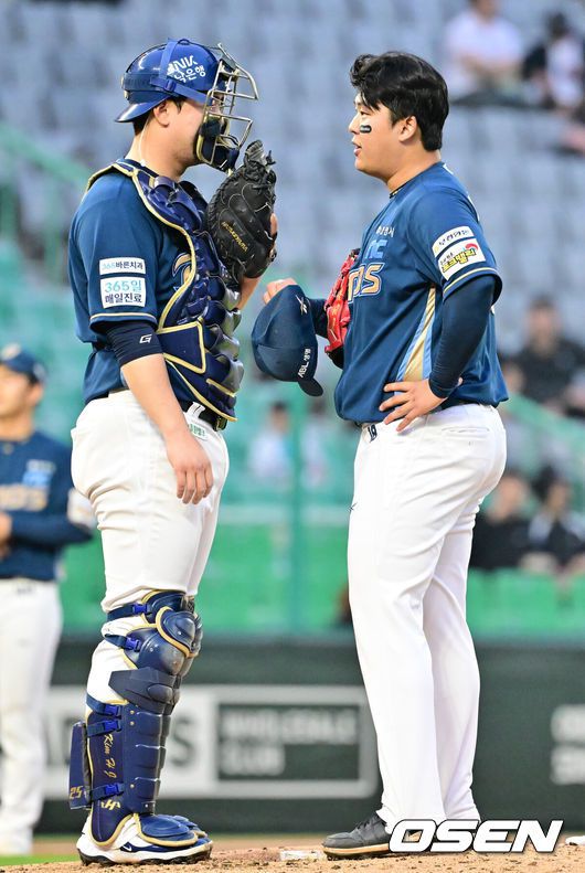 [OSEN=인천, 민경훈 기자] 15일 오후 인천 SSG랜더스필드에서 ‘2025 신한 SOL Bank KBO리그’ SSG 랜더스와 NC 다이노스의 경기가 열렸다.SSG는 앤더슨을, NC는 신민혁을 선발로 내세웠다.3회말 1사 주자 1,2루 SSG 최지훈 타석에서 NC 김형준과 선발 신민혁이 얘기를 나누고 있다. 2025.05.15 / rumi@osen.co.kr