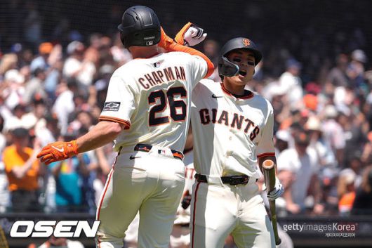 [사진] 샌프란시스코 이정후(오른쪽)가 3회 홈런을 친 맷 채프먼과 기뻐하고 있다. ⓒGettyimages(무단전재 및 재배포 금지)