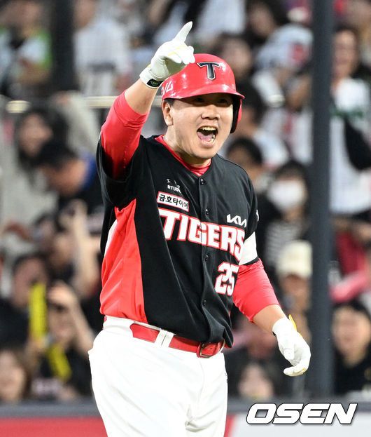[OSEN=수원, 이대선 기자] 22일 오후 수원 KT위즈파크에서 2025 신한 SOL Bank KBO리그 KT 위즈와 KIA 타이거즈의 경기가 열렸다.KT는 쿠에바스, KIA는 양현종을 선발투수로 내세웠다5회초 2사 만루에서 KIA 이우성이 중전 2타점 적시타를 치고 환호하고 있다. 2025.05.22 /sunday@osen.co.kr