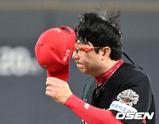 [OSEN=수원, 이대선 기자] 22일 오후 수원 KT위즈파크에서 2025 신한 SOL Bank KBO리그 KT 위즈와 KIA 타이거즈의 경기가 열렸다.KT는 쿠에바스, KIA는 양현종을 선발투수로 내세웠다7회말 2사 1루에서 KIA 양현종이 마운드를 내려가며 관중석을 향해 인사를 하고 있다. 2025.05.22 /sunday@osen.co.kr