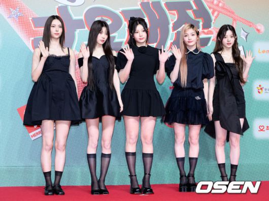 [OSEN=이대선 기자] 14일 서울 광진구 예스24 라이브홀에서 그룹르세라핌(LE SSERAFIM) 미니 5집 ‘HOT’ 미디어 쇼케이스가 열렸다.르세라핌(김채원, 사쿠라, 허윤진, 카즈하, 홍은채)의 신보 ‘HOT’은 사랑하는 것에 온 마음을 다하는 태도를 담은 앨범이다.르세라핌이 신곡 무대를 선보이고 있다. 2025.03.14 /sunday@osen.co.kr