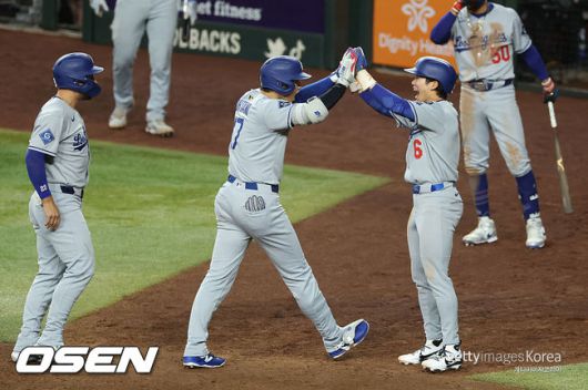 [사진] LA 다저스 오타니 쇼헤이(가운데)가 홈런을 친 뒤 김혜성의 환영을 받고 있다. ⓒGettyimages(무단전재 및 재배포 금지)