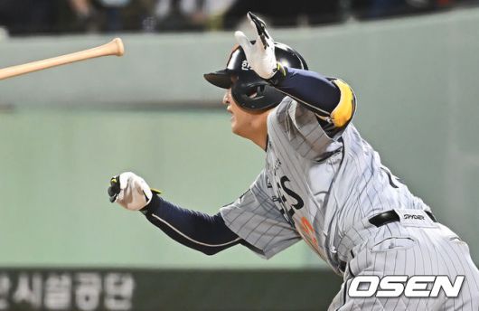[OSEN=울산, 이석우 기자] 22일 울산 문수야구장에서 2025 신한 SOL 뱅크 KBO 리그 NC 다이노스와 한화 이글스의 경기가 열렸다. 홈팀 NC는 김녹원이, 방문팀 한화는 폰세가 선발로 나섰다.한화 이글스 이진영이 6회초 1사 만루 1타점 2루수 땅볼을 치고 있다. 2025.05.22 / foto0307@osen.co.kr