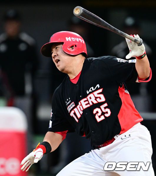 [OSEN=수원, 조은정 기자]20일 오후 수원 KT위즈파크에서 2025 신한 SOL Bank KBO리그 KT 위즈와 KIA 타이거즈의 경기가 열렸다.이날 홈팀 KT는 조이현을, 방문팀 KIA는 윤영철을 선발투수로 내세웠다.4회초 1사 1루 KIA 이우성이 병살타로 물러나고 있다. 2025.05.20 /