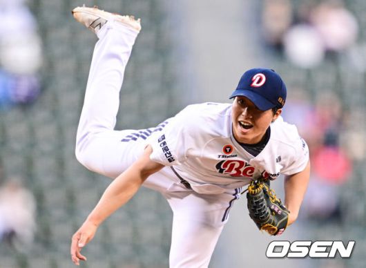 [OSEN=잠실, 조은정 기자]22일 오후 서울 잠실구장에서 2025 신한 SOL Bank KBO리그 두산 베어스와 SSG 랜더스의 경기가 열렸다.이날 두산은 홍민규를, SSG은 김광현을 선발로 내세웠다.1회초 두산 선발 홍민규가 역투하고 있다. 2025.05.22 /cej@osen.co.kr