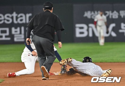 [OSEN=부산, 이석우 기자] 21일 부산 사직야구장에서 2025 신한 SOL 뱅크 KBO 리그 롯데 자이언츠와 LG 트윈스의 경기가 열렸다. 홈팀 롯데는 나균안이, 방문팀 LG는 임찬규가 선발 출전했다. LG 트윈스 문성주가 연장 10회초 1사 1루 오스틴 타석때 2루 도루를 시도했으나 2루수 이호준에게 태그 아웃되고 있다. 2025.05.21 / foto0307@osen.co.kr