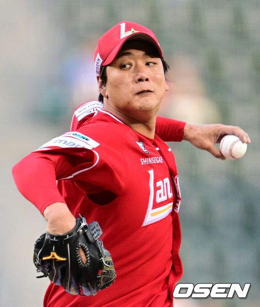 [OSEN=잠실, 조은정 기자]22일 오후 서울 잠실구장에서 2025 신한 SOL Bank KBO리그 두산 베어스와 SSG 랜더스의 경기가 열렸다.이날 두산은 홍민규를, SSG은 김광현을 선발로 내세웠다.1회말 SSG 선발 김광현이 역투하고 있다. 2025.05.22 /cej@osen.co.kr