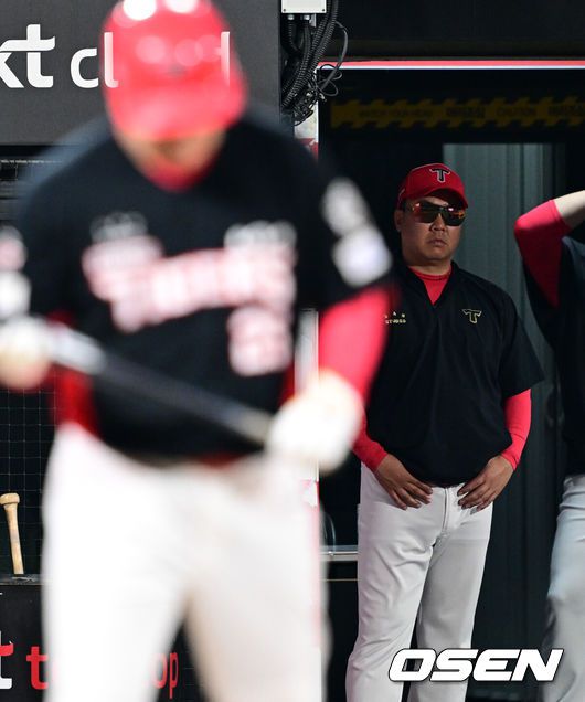 [OSEN=수원, 조은정 기자]KT가 고영표의 퀄리티스타트 플러스 명품투를 앞세워 5할 승률을 회복했다. 1회말 발생한 KIA 최원준의 포구 실책에 양 팀의 희비가 엇갈렸다.프로야구 KT 위즈는 21일 수원KT위즈파크에서 열린 2025 신한 SOL뱅크 KBO리그 KIA 타이거즈와의 시즌 5차전에서 3-1로 승리했다.9회초 1사 KIA 이범호 감독이 이우성 타석을 지켜보고 있다. 2025.05.21 /cej@osen.co.kr