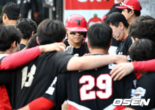 [OSEN=수원, 이대선 기자] 22일 오후 수원 KT위즈파크에서 2025 신한 SOL Bank KBO리그 KT 위즈와 KIA 타이거즈의 경기가 열렸다.KT는 쿠에바스, KIA는 양현종을 선발투수로 내세웠다3회초 무사에서 KIA 김도영이 좌중월 솔로 홈런을 치고 더그아웃에서 이범호 감독과 하이파이브를 하고 있다. 2025.05.22 /sunday@osen.co.kr