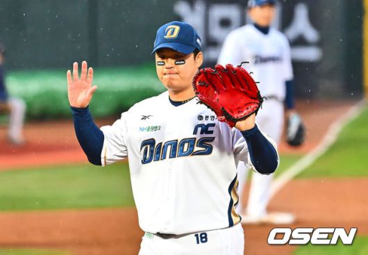 [OSEN=부산, 이석우 기자] 12일 부산 사직야구장에서 2025 신한 SOL 뱅크 KBO 리그 롯데 자이언츠와 NC 다이노스의 경기가 열렸다. 주말 3연전 동안 NC 다이노스가 창원NC파크 대신 사직야구장을 홈구장으로 사용한다. 홈팀 NC는 신민혁, 방문팀 롯데는 데이비슨이 선발 출전했다.NC 다이노스 신민혁이 5회초 무사 1루 롯데 자이언츠 황성빈 타석때 폭투를 던지고 아쉬워하고 있다. 2025.04.12 / foto0307@osen.co.kr