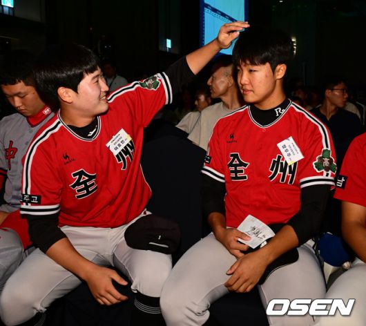 전주고 시절 이호민(왼쪽)과 정우주./OSEN DB