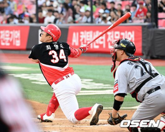 [OSEN=수원, 이대선 기자] 22일 오후 수원 KT위즈파크에서 2025 신한 SOL Bank KBO리그 KT 위즈와 KIA 타이거즈의 경기가 열렸다.KT는 쿠에바스, KIA는 양현종을 선발투수로 내세웠다1회초 1사 3루에서 KIA 최형우가 희생플라이를 치고 있다. 2025.05.22 /sunday@osen.co.kr