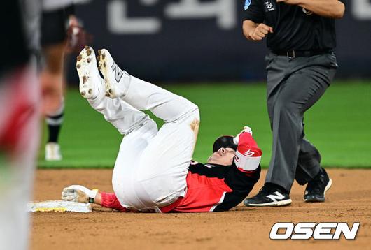 [OSEN=수원, 조은정 기자]KT가 고영표의 퀄리티스타트 플러스 명품투를 앞세워 5할 승률을 회복했다. 1회말 발생한 KIA 최원준의 포구 실책에 양 팀의 희비가 엇갈렸다.프로야구 KT 위즈는 21일 수원KT위즈파크에서 열린 2025 신한 SOL뱅크 KBO리그 KIA 타이거즈와의 시즌 5차전에서 3-1로 승리했다.9회초 1사 KIA 이우성이 안타를 날린 뒤 2루에서 태그아웃 되고 있다. 2025.05.21 /cej@osen.co.kr