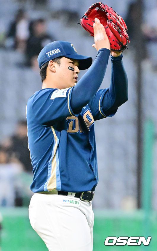 [OSEN=인천, 민경훈 기자] 15일 오후 인천 SSG랜더스필드에서 ‘2025 신한 SOL Bank KBO리그’ SSG 랜더스와 NC 다이노스의 경기가 열렸다.SSG는 앤더슨을, NC는 신민혁을 선발로 내세웠다.4회말 SSG 선두타자로 나온 최정을 우익수 플라이 아웃으로 막아낸 NC 선발 신민혁이 박수를 치고 있다. 2025.05.15 / rumi@osen.co.kr
