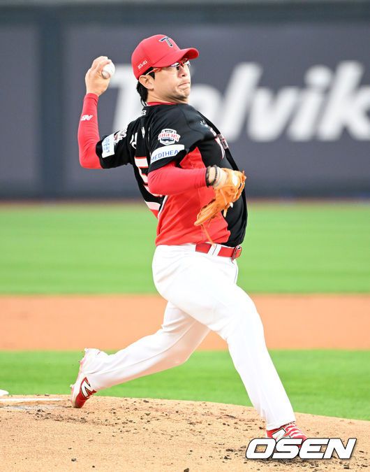 [OSEN=수원, 이대선 기자] 22일 오후 수원 KT위즈파크에서 2025 신한 SOL Bank KBO리그 KT 위즈와 KIA 타이거즈의 경기가 열렸다.KT는 쿠에바스, KIA는 양현종을 선발투수로 내세웠다1회말 무사에서 KIA 선발투수 양현종이 역투하고 있다. 2025.05.22 /sunday@osen.co.kr