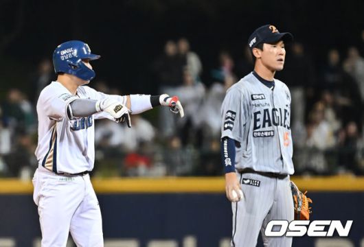 [OSEN=울산, 이석우 기자] 22일 울산 문수야구장에서 2025 신한 SOL 뱅크 KBO 리그 NC 다이노스와 한화 이글스의 경기가 열렸다. 홈팀 NC는 김녹원이, 방문팀 한화는 폰세가 선발로 나섰다.NC 다이노스 박세혁이 6회말 2사 1,2루 좌익수 왼쪽 동점 1타점 적시타를 치고 세리머니를 하고 있다. 2025.05.22 / foto0307@osen.co.kr