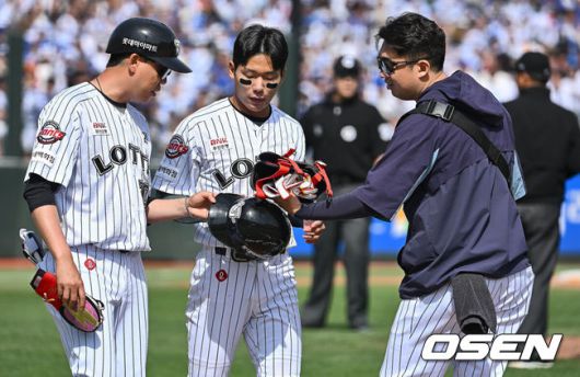 [OSEN=부산, 이석우 기자] 18일 부산 사직야구장에서 2025 신한 SOL 뱅크 KBO 리그 롯데 자이언츠와 삼성 라이온즈의 경기가 열렸다. 롯데 자이언츠 장두성이 5회말 삼성 라이온즈 이승현의 투구에 머리를 맞고 1루로 나가고 있다. 2025.05.18 / foto0307@osen.co.kr