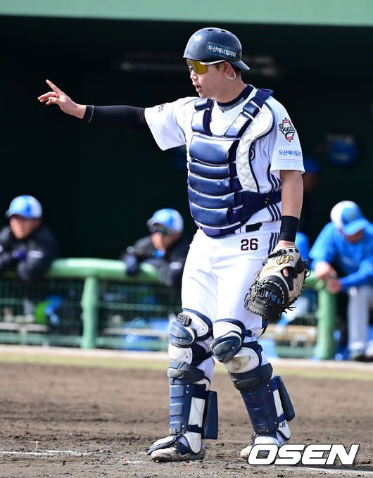 [OSEN=미야자키(일본), 지형준 기자]21일 일본 미야자키 기요타케 스포츠파크 2구장에서 두산 베어스가 일본 실업팀 세가사미와 스프링캠프 첫 연습경기를 가졌다. 이날 경기에서 두산은 1-8로 완패했다.두산 박민준이 야수진을 향해 손짓하고 있다. 2025.02.21 /jpnews@osen.co.kr