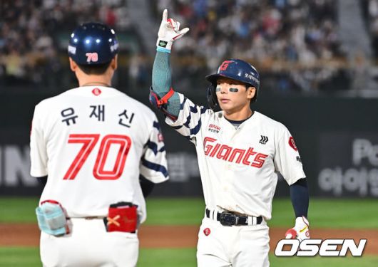 [OSEN=부산, 이석우 기자] 21일 부산 사직야구장에서 2025 신한 SOL 뱅크 KBO 리그 롯데 자이언츠와 LG 트윈스의 경기가 열렸다. 홈팀 롯데는 나균안이, 방문팀 LG는 임찬규가 선발 출전했다.롯데 자이언츠 장두성이 4회말 2사 3루 좌익수 앞 역전 1타점 적시타를 치고 세리머니를 하고 있다. 2025.05.21 / foto0307@osen.co.kr