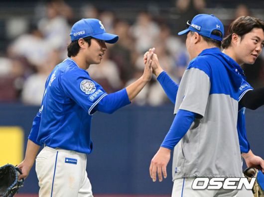 [OSEN=고척, 김성락 기자] 프로야구 삼성 라이온즈가 최하위 키움 히어로즈를 스윕했다.삼성은 22일 서울 고척스카이돔에서 치러진 2025 신한 SOL Bank KBO리그 키움과의 원정경기를 2-9으로 승리했다.경기 종료 후 삼성 이재현, 박진만 감독이 기쁨을 나누고 있다. 2025.05.22 / ksl0919@osen.co.kr