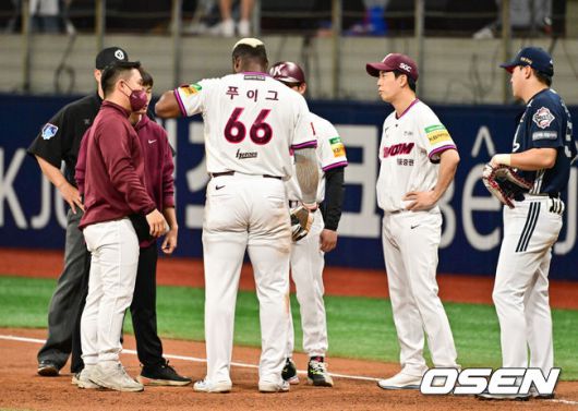 [OSEN=고척, 박준형 기자] 2회말 1사 1루 키움 임지열의 타석때 귀루 과정에서 땅에 어깨를 부딪힌 푸이그가 어깨를 돌려보고 있다 2025.04.23 / soul1014@osen.co.kr