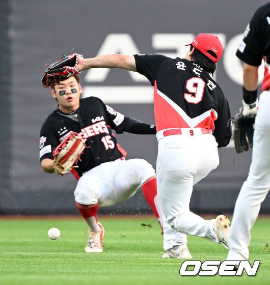 [OSEN=수원, 이대선 기자] 22일 오후 수원 KT위즈파크에서 2025 신한 SOL Bank KBO리그 KT 위즈와 KIA 타이거즈의 경기가 열렸다.KT는 쿠에바스, KIA는 양현종을 선발투수로 내세웠다1회말 1사 만루에서 KIA 윤도현이 KT 로하스의 타구를 놓치고 있다. 2025.05.22 /sunday@osen.co.kr