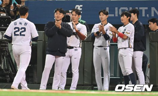 [OSEN=울산, 이석우 기자] 22일 울산 문수야구장에서 2025 신한 SOL 뱅크 KBO 리그 NC 다이노스와 한화 이글스의 경기가 열렸다. 홈팀 NC는 김녹원이, 방문팀 한화는 폰세가 선발로 나섰다.NC 다이노스 선발 투수 김녹원이 6회초 교체되고 있다. 2025.05.22 / foto0307@osen.co.kr