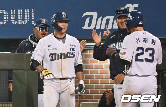[OSEN=울산, 이석우 기자] 22일 울산 문수야구장에서 2025 신한 SOL 뱅크 KBO 리그 NC 다이노스와 한화 이글스의 경기가 열렸다. 홈팀 NC는 김녹원이, 방문팀 한화는 폰세가 선발로 나섰다.NC 다이노스 이호준 감독이 6회말 2사 2,3루 김휘집의 유격수 왼쪽 역전 1타점 내야 안타에 득점을 올린 천재환을 반기고 있다. 2025.05.22 / foto0307@osen.co.kr