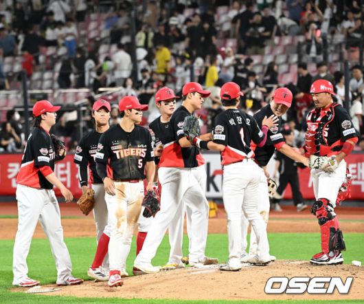 [OSEN=수원, 이대선 기자] 프로야구 KIA 타이거즈는 22일 수원KT위즈파크에서 열린 2025 신한 SOL뱅크 KBO리그 KT 위즈와의 시즌 6차전에서 8-3으로 승리했다.KIA는 최근 2연패, 원정 4연패에서 탈출하며 시즌 23승 24패를 기록했다. 주중 3연전 스윕패 위기에서 탈출했다. 반면 3연승에 실패한 KT는 하루 만에 5할 승률이 무너졌다. 23승 3무 24패. 동시에 목요일 6연패에 빠졌다.경기 후 KIA 선수들이 승리의 기쁨을 나누고 있다. 2025.05.22 /
