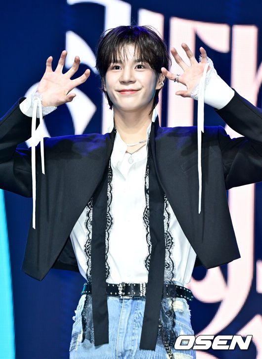 [OSEN=조은정 기자]가수 정동원의 두 번째 정규 앨범 '키다리의 선물' 발매 기념 쇼케이스가 13일 오후 서울 용산구 이촌동 노들섬 라이브하우스에서 열렸다.정동원의 새 정규 앨범 '키다리의 선물'은오늘(13일) 오후 6시 각종 음원 사이트를 통해 발매된다. 이는 지난 2021년 11월 발매된 '그리움, 아낌없이 주는 나무' 이후 약 3년 만의 정규앨범이다. '그리움, 아낌없이 주는 나무'가 음악을 시작할 수 있도록 해준 할아버지에 대한 감사와 그리움을 담았다면, 이번 앨범은 팬들에게 전하는 특별한 메시지를 담고 있다.정동원이 포즈를 취하고 있다. 2024.03.13 /cej@osen.co.kr