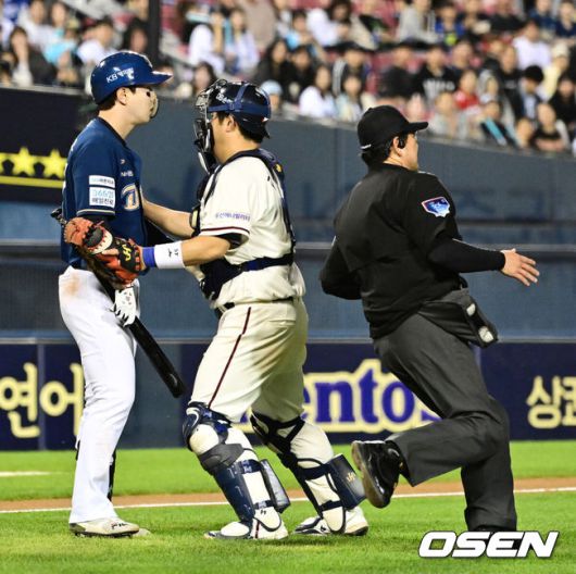 [OSEN=잠실, 지형준 기자] 23일 오후 서울 잠실구장에서 2025 신한 SOL Bank KBO리그 두산 베어스와 NC 다이노스의 경기가 열렸다.이날 두산은 콜어빈, NC는 로건 앨런을 선발로 내세웠다.6회초 2사에서 NC 박건우가 두산 콜어빈의 몸쪽 볼에 놀라며 마운드로 걸어나가고 있다. 양팀 벤치클리어링 발생. 2025.05.23 /jpnews@osen.co.kr