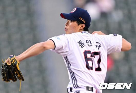 [OSEN=잠실, 조은정 기자]22일 오후 서울 잠실구장에서 2025 신한 SOL Bank KBO리그 두산 베어스와 SSG 랜더스의 경기가 열렸다.이날 두산은 홍민규를, SSG은 김광현을 선발로 내세웠다.1회초 두산 선발 홍민규가 역투하고 있다. 2025.05.22