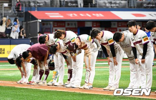 [OSEN=고척, 이대선 기자] 경기 종료 후 키움 선수들이 관중석을 향해 인사를 하고 있다. 2025.05.21 /sunday@osen.co.kr