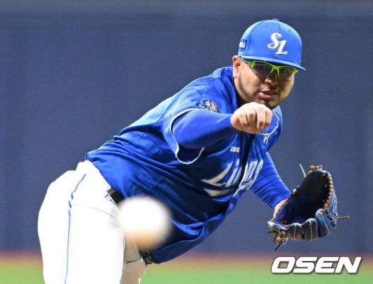 [OSEN=고척, 이대선 기자] 21일 오후 서울 고척스카이돔에서 2025 신한 SOL Bank KBO리그 키움 히어로즈와 삼성 라이온즈의 경기가 열렸다.키움은 하영민, 삼성은 후라도를 선발 투수로 내세웠다.1회말 무사에서 삼성 선발투수 후라도가 역투하고 있다. 2025.05.21 /sunday@osen.co.kr