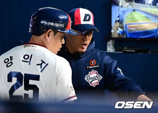 [OSEN=잠실, 지형준 기자] 23일 오후 서울 잠실구장에서 2025 신한 SOL Bank KBO리그 두산 베어스와 NC 다이노스의 경기가 열렸다.이날 두산은 콜어빈, NC는 로건 앨런을 선발로 내세웠다.5회말 1사 1,3루에서 두산 양의지가 희생플라이로 선제 타점을 올리고 이승엽 감독과 이야기를 나누고 있다. 2025.05.23 /jpnews@osen.co.kr