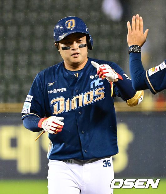 [OSEN=잠실, 지형준 기자] 23일 오후 서울 잠실구장에서 2025 신한 SOL Bank KBO리그 두산 베어스와 NC 다이노스의 경기가 열렸다.이날 두산은 콜어빈, NC는 로건 앨런을 선발로 내세웠다.8회초 2사 1,2루에서 NC 권희동이 동점 적시타를 날리며 기뻐하고 있다. 2025.05.23 /jpnews@osen.co.kr