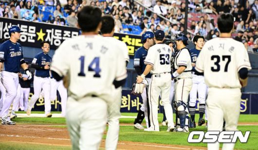 [OSEN=잠실, 지형준 기자] 23일 오후 서울 잠실구장에서 2025 신한 SOL Bank KBO리그 두산 베어스와 NC 다이노스의 경기가 열렸다.이날 두산은 콜어빈, NC는 로건 앨런을 선발로 내세웠다.6회초 2사에서 NC 박건우가 두산 콜어빈의 몸쪽 볼에 놀라며 마운드로 걸어나가자 양석환, 김기연이 막아서고 있다. 양팀 벤치클리어링 발생. 2025.05.23 /jpnews@osen.co.kr