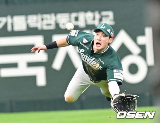 [OSEN=인천, 김성락 기자] 23일 오후 인천 미추홀구 SSG랜더스필드에서 ‘2025 신한 SOL Bank KBO리그’ SSG 랜더스와 LG 트윈스의 경기가 열렸다.이날 홈팀 SSG는 화이트, LG는 손주영을 선발로 내세웠다.2회초 무사 1루 SSG 중견수 최지훈이 LG 구본혁의 외야플라이 타구를 다이빙 캐치하고 있다. 2025.05.23 / ksl0919@osen.co.kr