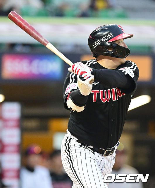 [OSEN=인천, 김성락 기자] 23일 오후 인천 미추홀구 SSG랜더스필드에서 ‘2025 신한 SOL Bank KBO리그’ SSG 랜더스와 LG 트윈스의 경기가 열렸다.이날 홈팀 SSG는 화이트, LG는 손주영을 선발로 내세웠다.3회초 1사 3루 LG 김현수가 역전 1타점 희생플라이를 날리고 있다.   2025.05.23 / ksl0919@osen.co.kr